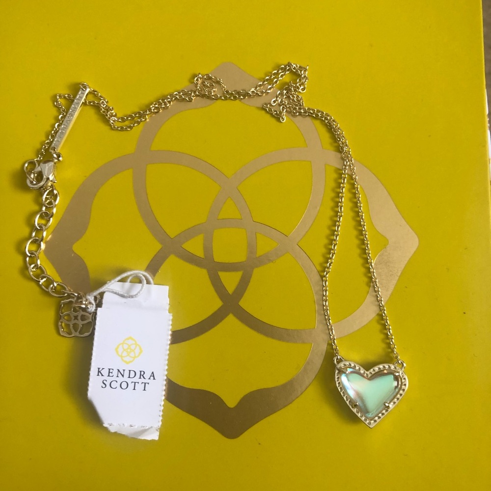 NWT Kendra Scott Heart necklace, Dichroic like 💟